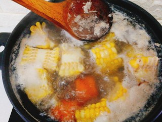 玉米胡萝卜筒骨汤,大火煮开后转小火，撇去浮沫。