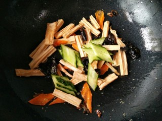 素炒腐竹,最后放入黄瓜片。