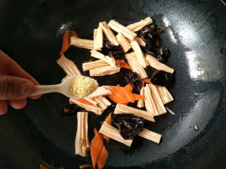 素炒腐竹,放入适量的盐和鸡精。