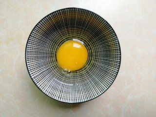 油菜火腿蛋炒饭,取一个小碗，打一个鸡蛋