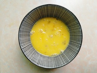 油菜火腿蛋炒饭,将鸡蛋搅拌均匀