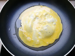 油菜火腿蛋炒饭,油热后倒入打散的鸡蛋