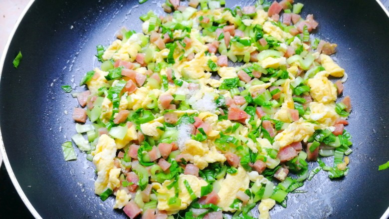 油菜火腿蛋炒饭,小油菜炒软后加入适量的盐