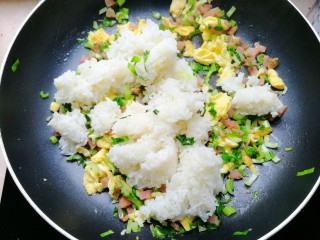 油菜火腿蛋炒饭,这时加入米饭