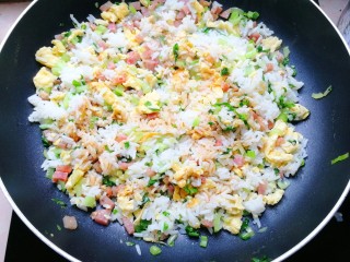 油菜火腿蛋炒饭,把米饭炒散后加入适量的盐