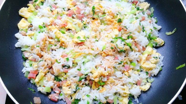 油菜火腿蛋炒饭,把米饭炒散后加入适量的盐