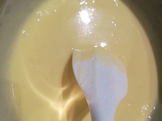 酥皮泡芙,离火，加入过筛的低筋面粉，用打蛋器快速搅拌均匀