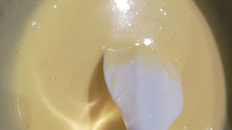 酥皮泡芙,离火，加入过筛的低筋面粉，用打蛋器快速搅拌均匀