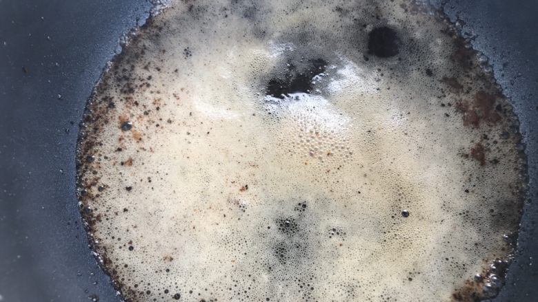 咖啡大杏仁费南雪,煮到黄油变成茶色，上面浮起白色细密的泡沫，下面有少许的黑色沉淀物即可，此过程称之为焦化。