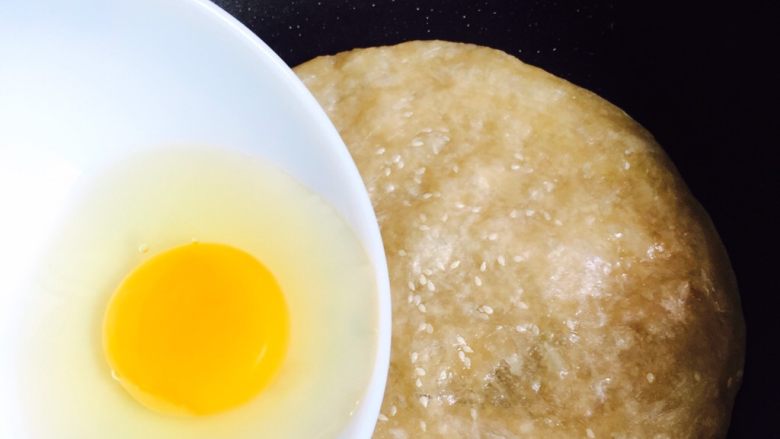 营养早餐+鸡蛋火腿手抓饼,将鸡蛋倒入