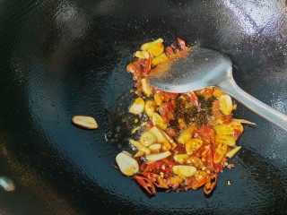 啤酒小龙虾,豆瓣酱炒出红油，放入干辣椒。
