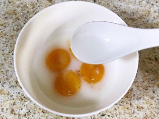 鸡蛋新吃法-双色蛋卷,蛋黄中加入适量的盐、倒入一半调好的玉米淀粉液
