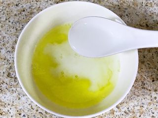 鸡蛋新吃法-双色蛋卷,蛋清中加入适量的盐，倒入另一半的玉米淀粉液搅匀