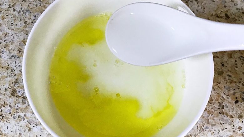 鸡蛋新吃法-双色蛋卷,蛋清中加入适量的盐，倒入另一半的玉米淀粉液搅匀