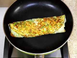 鸡蛋新吃法-双色蛋卷,表面凝固后卷起，再小火煎一会即可出锅