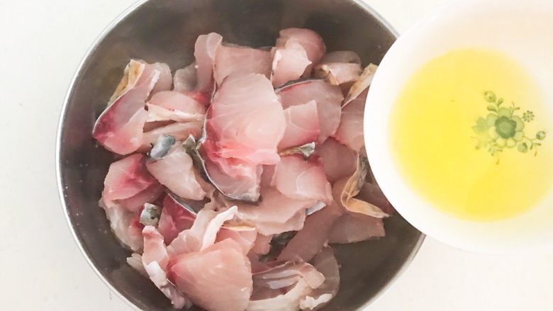 家常美味酸菜鱼,在腌制好的草鱼里加入鸡蛋清