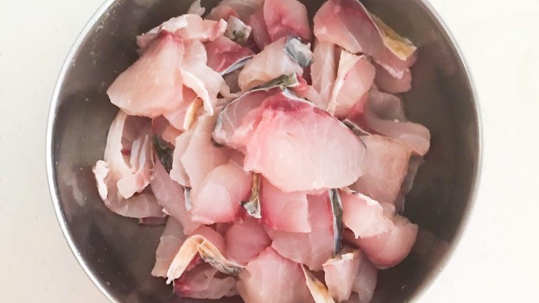 家常美味酸菜鱼,充分调匀，腌制10分钟