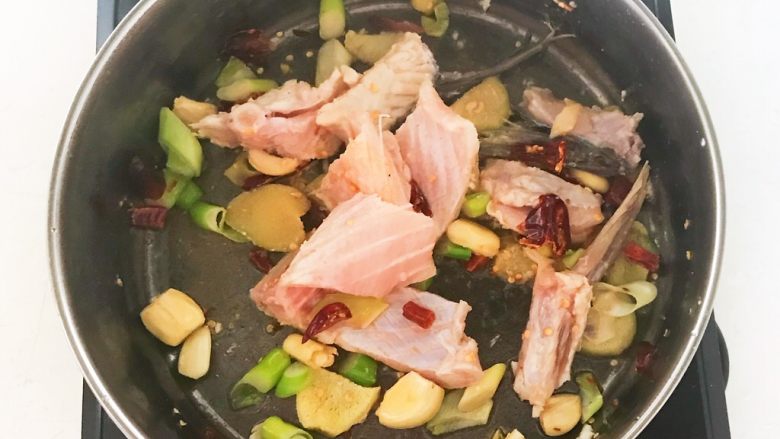 家常美味酸菜鱼,翻炒均匀，烹去腥味