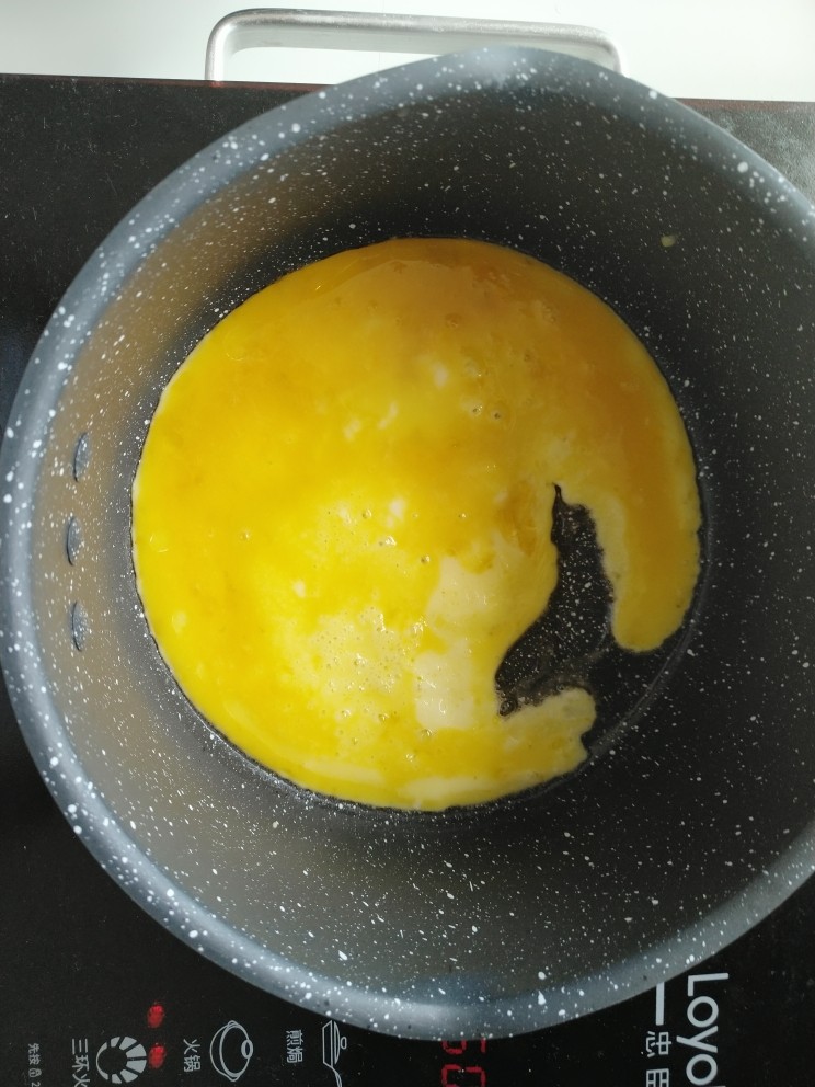 茄汁意面,锅中倒入食用油，待油温7-8成热时倒入打散的鸡蛋。