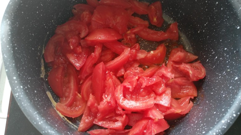 茄汁意面,锅内直接到入切碎的西红柿丁。