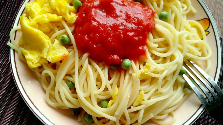茄汁意面,浇上煮好的<a style='color:red;display:inline-block;' href='/shicai/ 699'>番茄酱</a>跟炒好的鸡蛋。