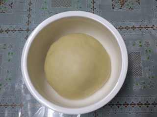 紫薯花面包#冷藏发酵法#,取出面团放入容器中加盖保鲜膜