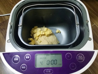 紫薯花面包#冷藏发酵法#,结束后放入软化的黄油粒继续