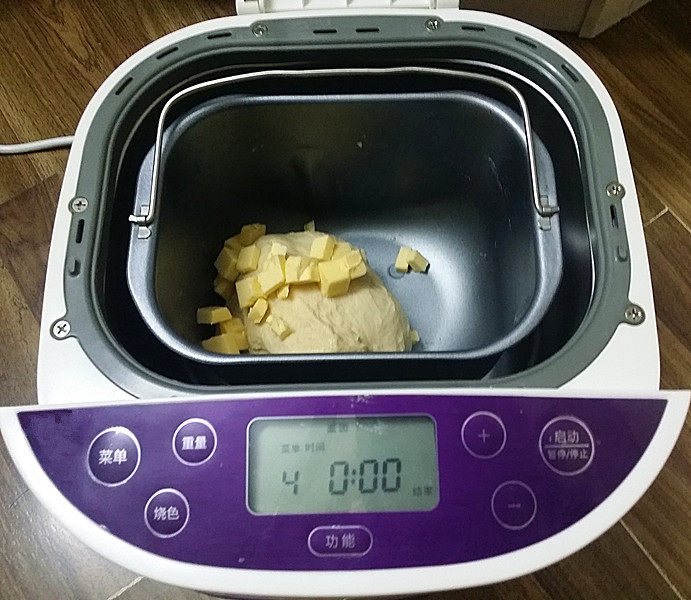 紫薯花面包#冷藏发酵法#,结束后放入软化的黄油粒继续