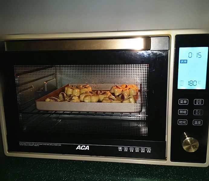 紫薯花面包#冷藏发酵法#,送至预热好的烤箱中层：180度上下火、烘烤约15分钟左右