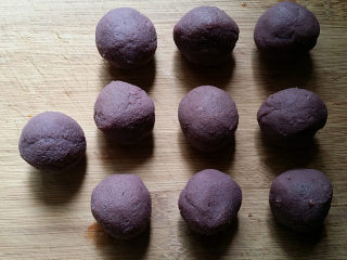 紫薯花面包#冷藏发酵法#,将事先备好的紫薯泥也分成10等份搓圆备用