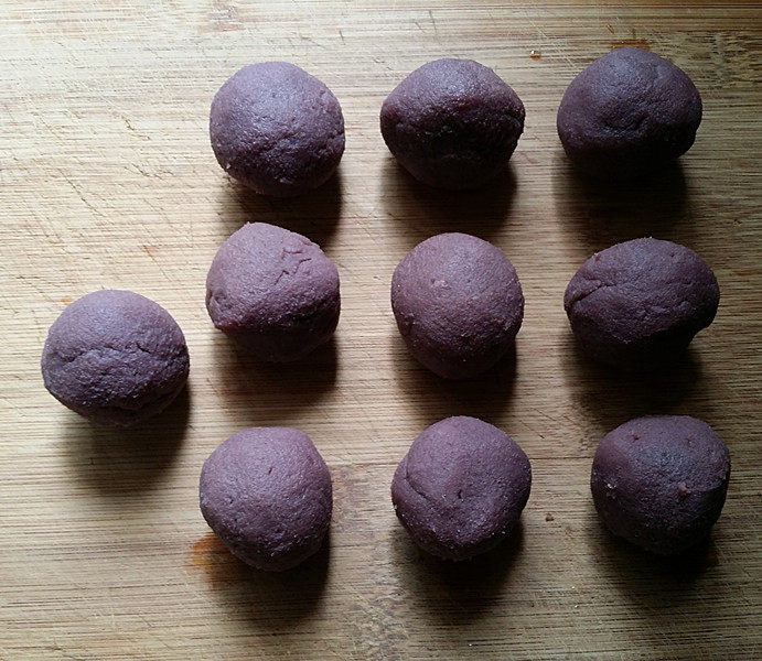 紫薯花面包#冷藏发酵法#,将事先备好的紫薯泥也分成10等份搓圆备用