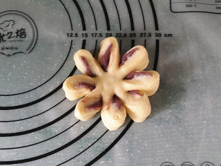 紫薯花面包#冷藏发酵法#,将每片切面顺同一个方向，轻轻向上翻转