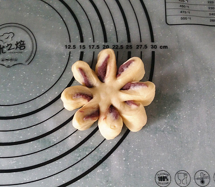 紫薯花面包#冷藏发酵法#,将每片切面顺同一个方向，轻轻向上翻转