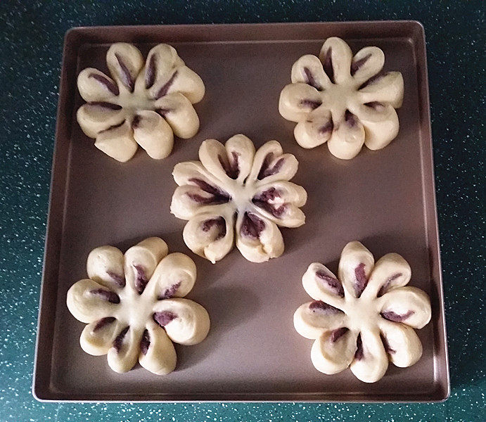 紫薯花面包#冷藏发酵法#,送至烤箱，并加碗热水让其自然发酵，至1.5倍大时取出