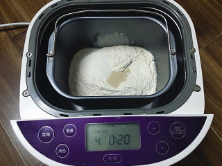 紫薯花面包#冷藏发酵法#,将主料除黄油外的食材依次放入面包机，启动揉面程序