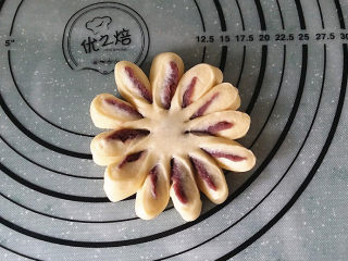 紫薯花面包#冷藏发酵法#,我还做了切割12等份的花型