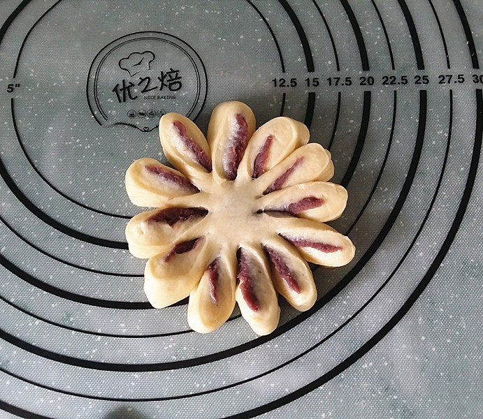紫薯花面包#冷藏发酵法#,我还做了切割12等份的花型