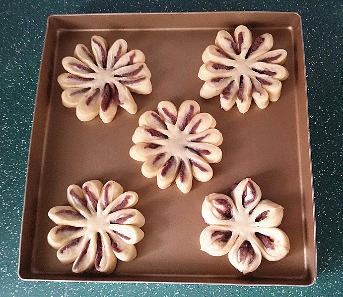 紫薯花面包#冷藏发酵法#,全部整形好，5个/组分别放入二个金色烤盘中