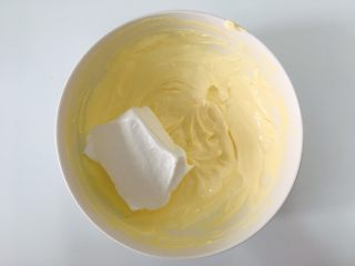 提拉米苏,取三分之一的蛋白霜放入奶酪糊中搅拌均匀。