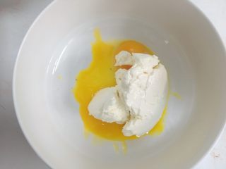 提拉米苏,把马斯卡彭放入蛋黄盆里，搅拌均匀混合在一起。