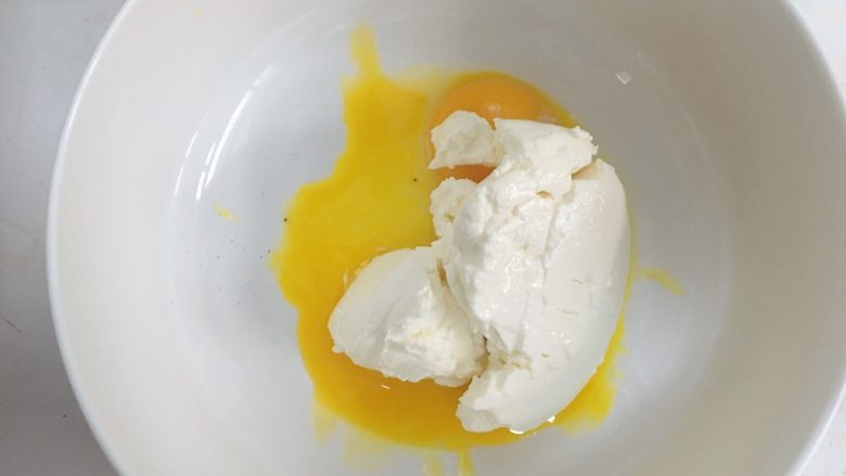 提拉米苏,把马斯卡彭放入蛋黄盆里，搅拌均匀混合在一起。
