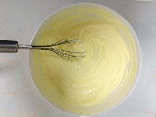 提拉米苏,将剩余的蛋白霜全部倒入奶酪糊中继续搅拌均匀。