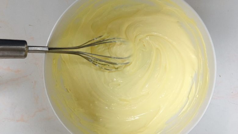 提拉米苏,将剩余的蛋白霜全部倒入奶酪糊中继续搅拌均匀。