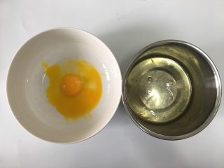 提拉米苏,蛋清和蛋黄分离放在干净无水的两个盆里