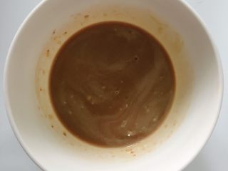提拉米苏,浓缩咖啡加入朗姆酒倒在一起混合均匀。