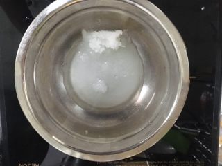 提拉米苏,把45g细砂糖和15ml水放在一起煮成糖浆。（煮的时候要不断搅拌）