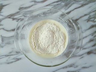 奶油蛋糕卷,筛入低筋面粉翻拌均匀