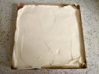 奶油蛋糕卷,倒入28✘28的烤盘里，抹平