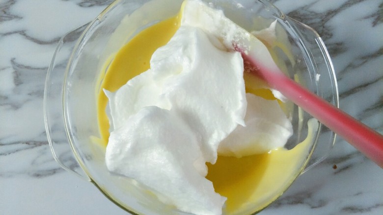 奶油蛋糕卷,挖三分之一蛋白和蛋黄翻拌均匀