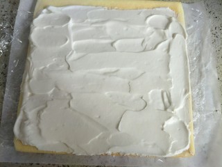 奶油蛋糕卷,淡奶油加糖打发，蛋糕卷表面铺张保鲜膜翻过来，抹上适量淡奶油